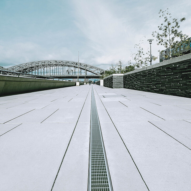 Bild einer Regenrinne inmitten des Rheinboulevards in Köln